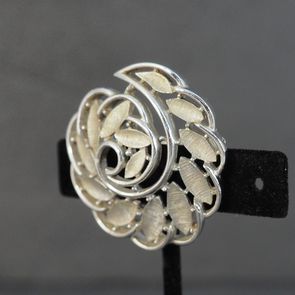 Trifari Brooch Pin Leaf Swirl Silver Tone Brushed Textured Openwork Vintage Chic - Picture 8 of 9